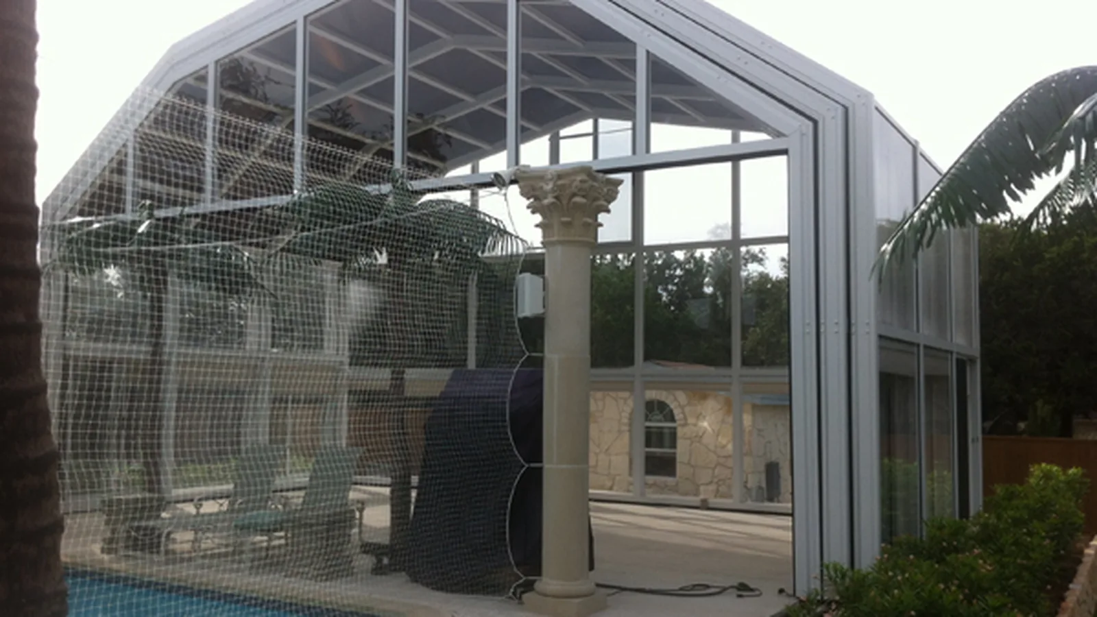 Abri de piscine adossé à la maison avec structure vitrée