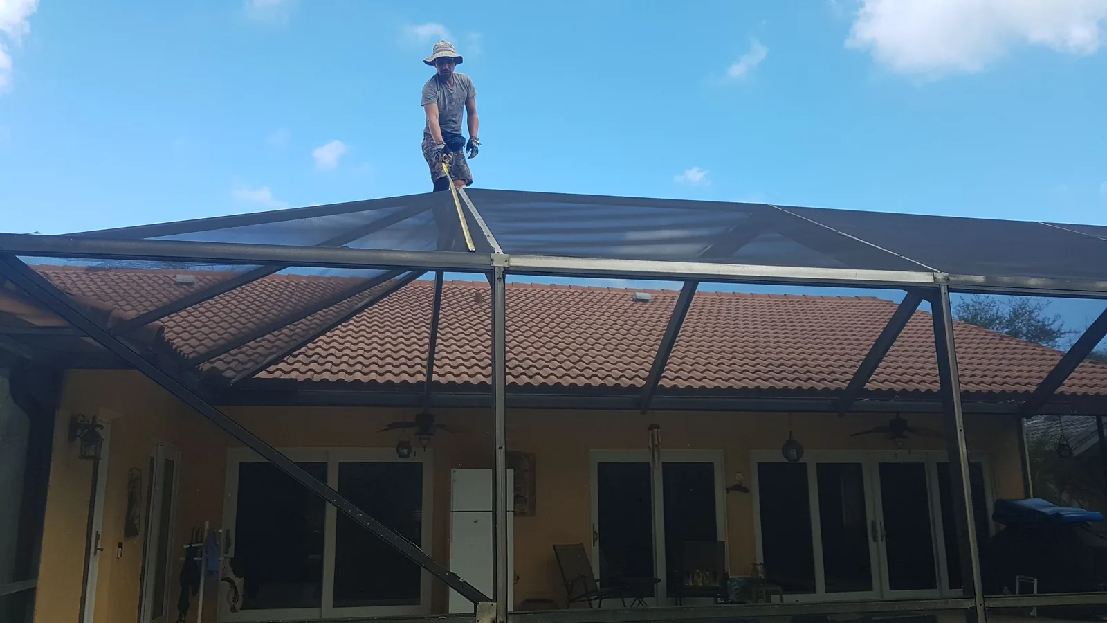 Abri de piscine télescopique avec modules coulissants autour d'un bassin